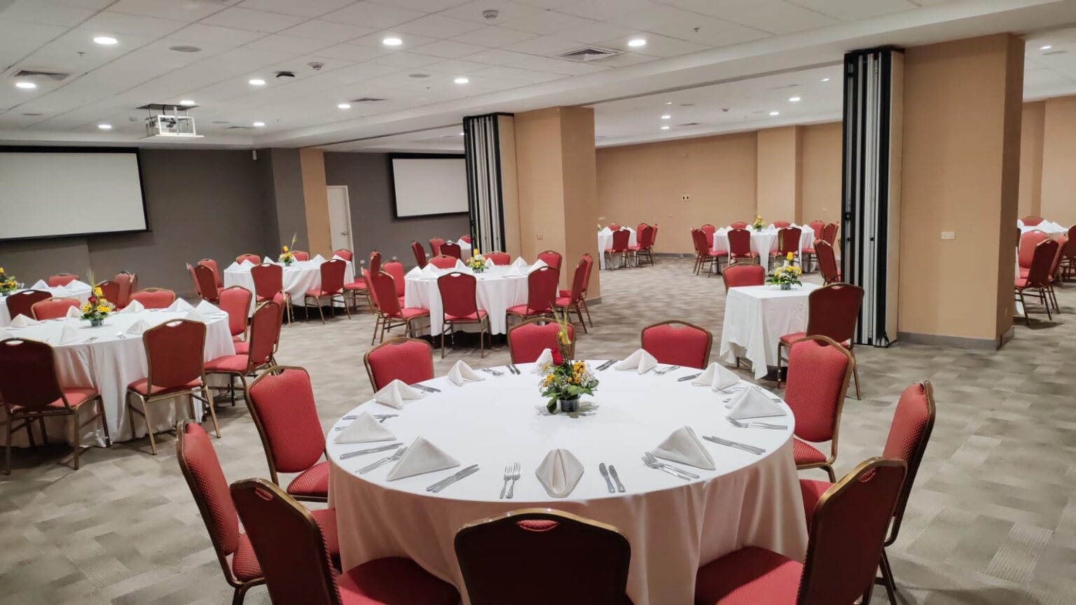Salón Manglares de Costa del Sol Wyndham Tumbes preparado para un evento